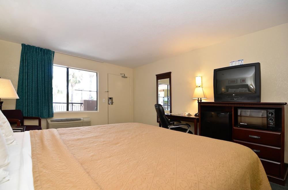 Quality Inn San Diego I-5 Naval Base photo 11