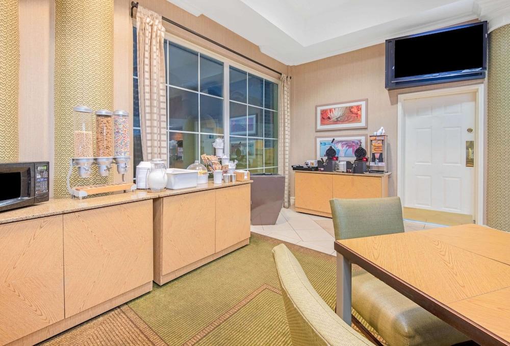 La Quinta Inn & Suites by Wyndham Sherman photo 23