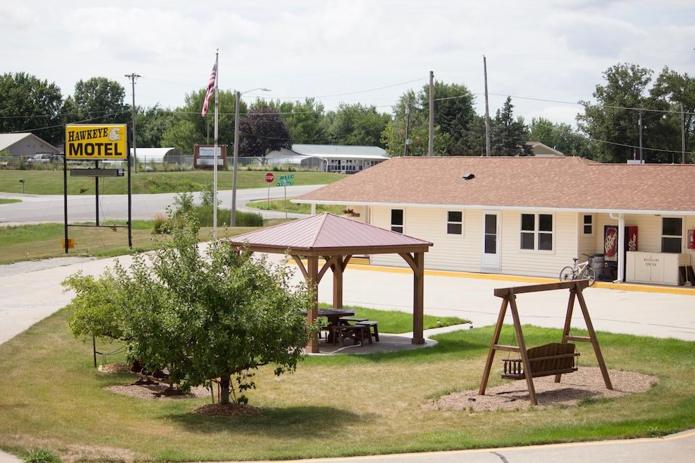 Hawkeye Motel photo 1