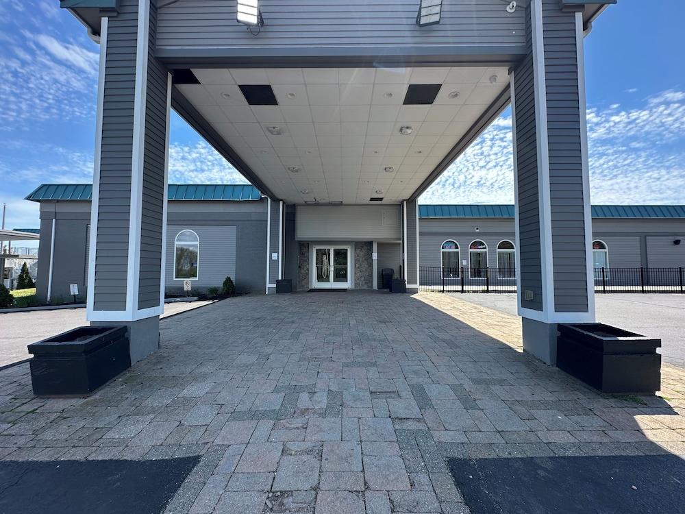 Whaler Inn and Suites photo 43