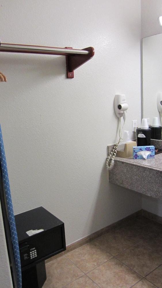 Regency Inn photo 8