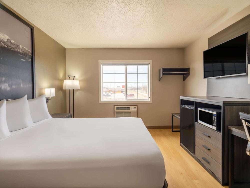 Super 8 by Wyndham Clinton photo 13