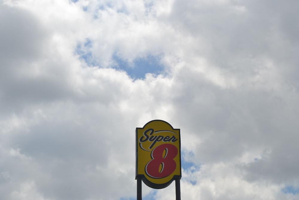 Super 8 by Wyndham Germantown/Milwaukee photo 26