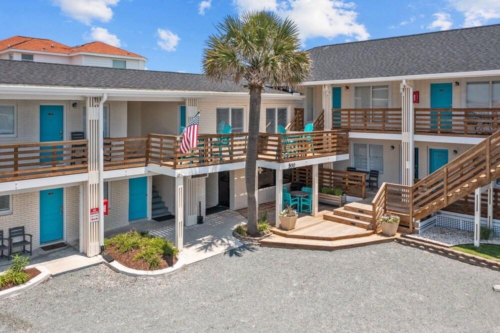 The Beach House Motel & Suites — hotel in Oak Island