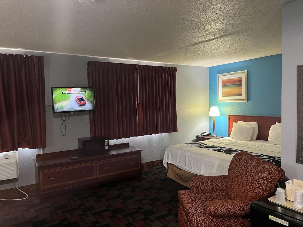 Rodeway Inn Whitehall photo 9