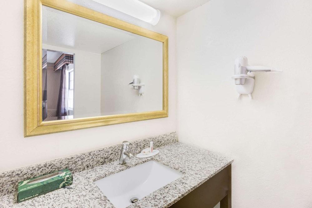 Days Inn by Wyndham Birmingham/West photo 8
