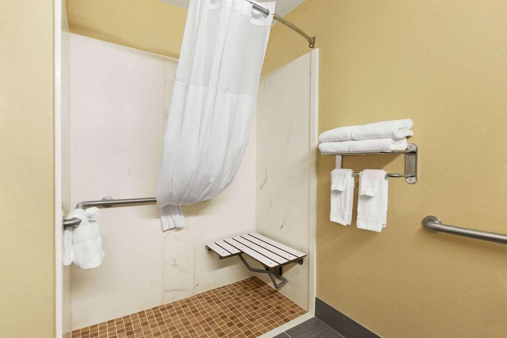 Microtel Inn & Suites by Wyndham Thomasville/High Point/Lexi photo 2