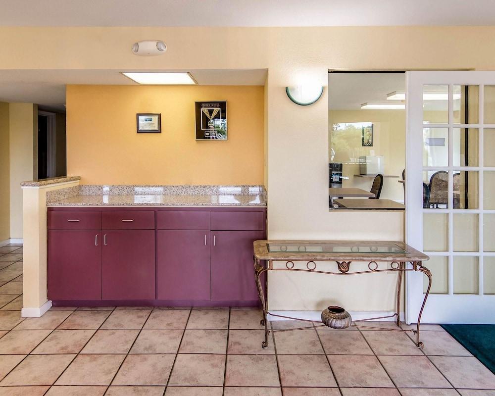 Rodeway Inn & Suites Highway 290 Northwest photo 2
