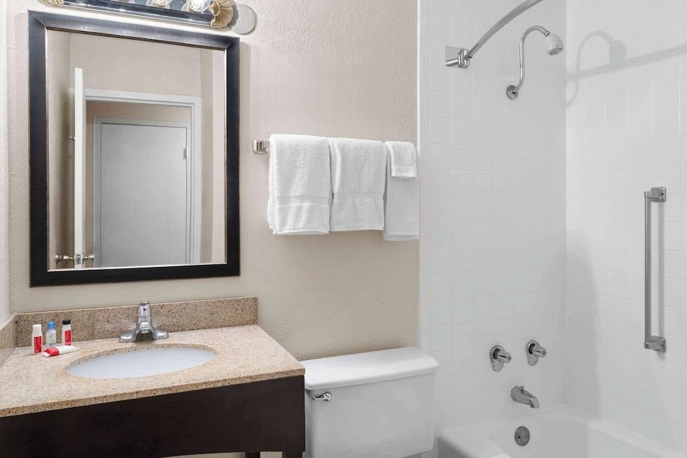 Travelodge by Wyndham Gaylord photo 54