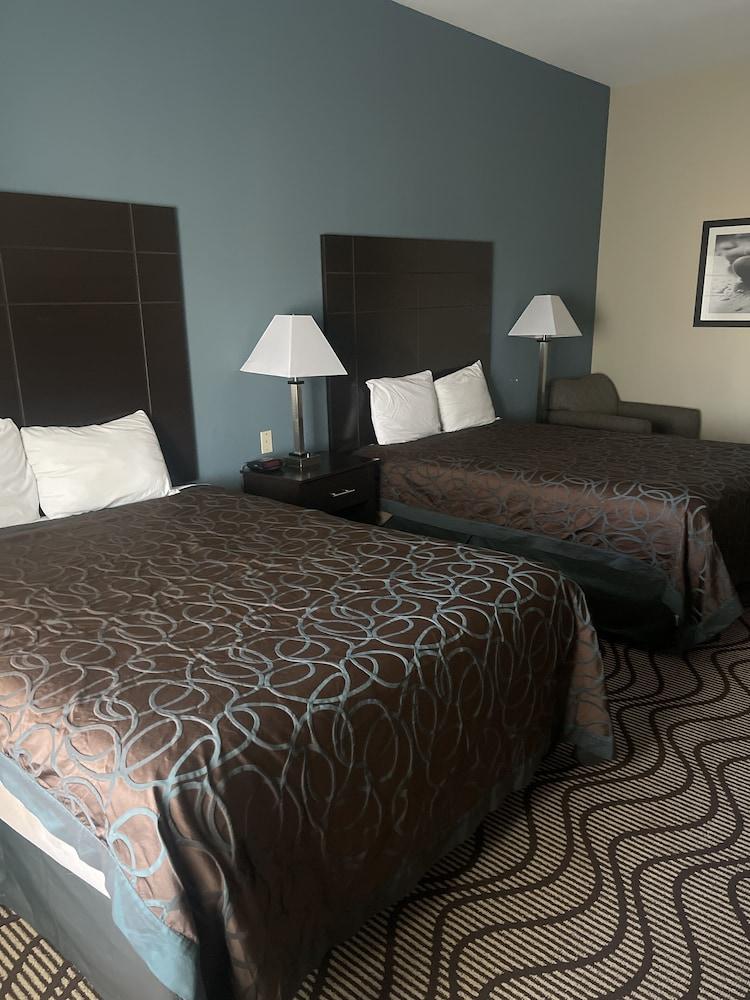 La Plaza Inn & Suites photo 9