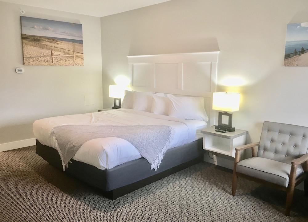 Empire Lakeshore Inn photo 2