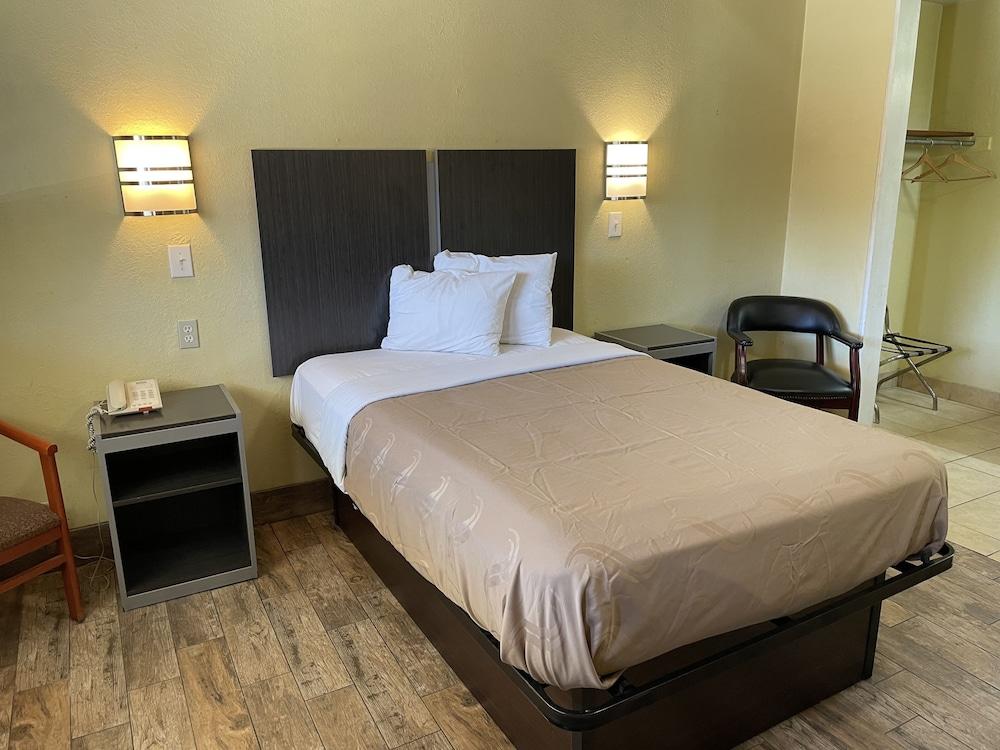 EverGreen Inn & RV photo 3