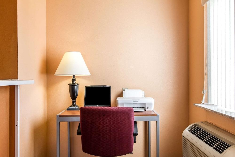 Econo Lodge Inn & Suites Pekin - Peoria Area photo 51