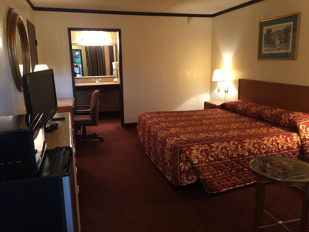 Regency Inn & Suites photo 4