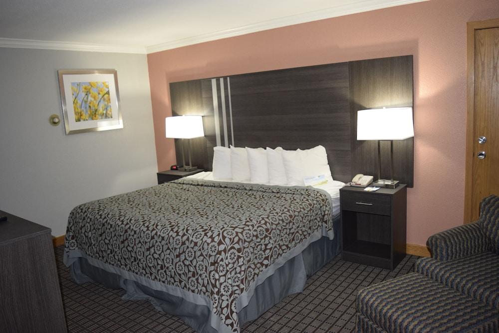 Days Inn by Wyndham Rock Falls photo 53