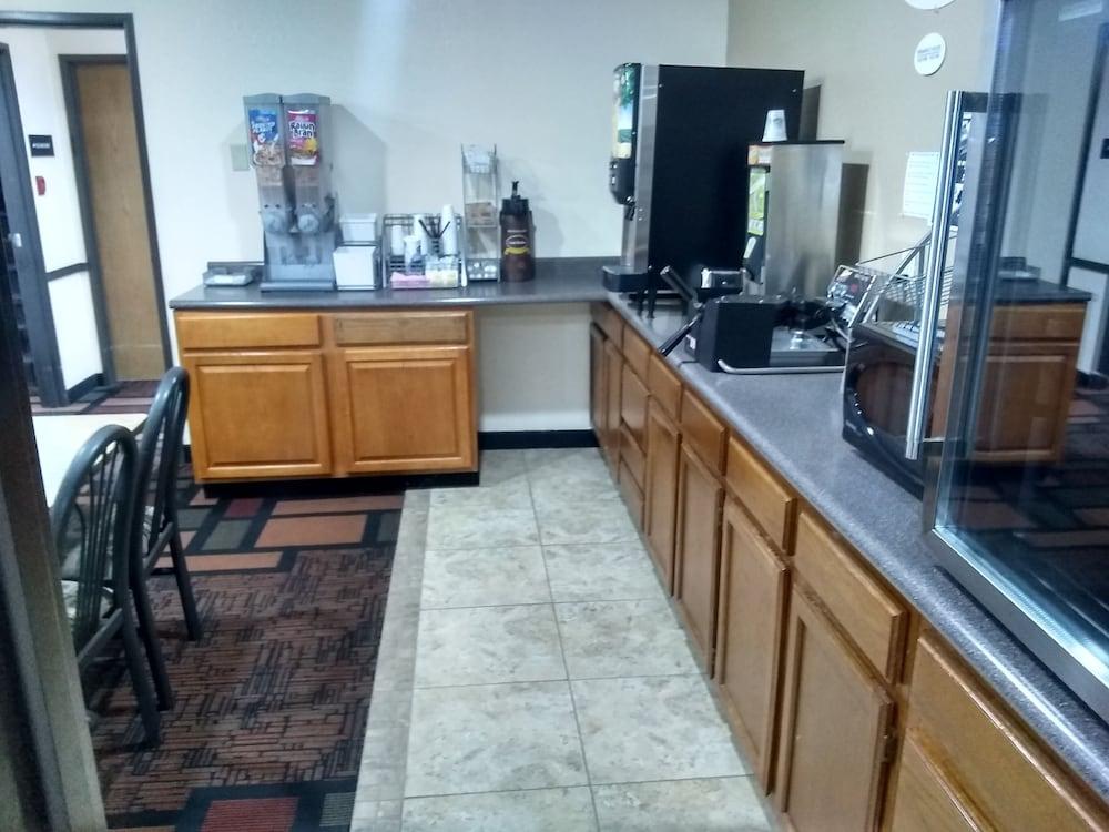 Super 8 by Wyndham Boonville photo 28