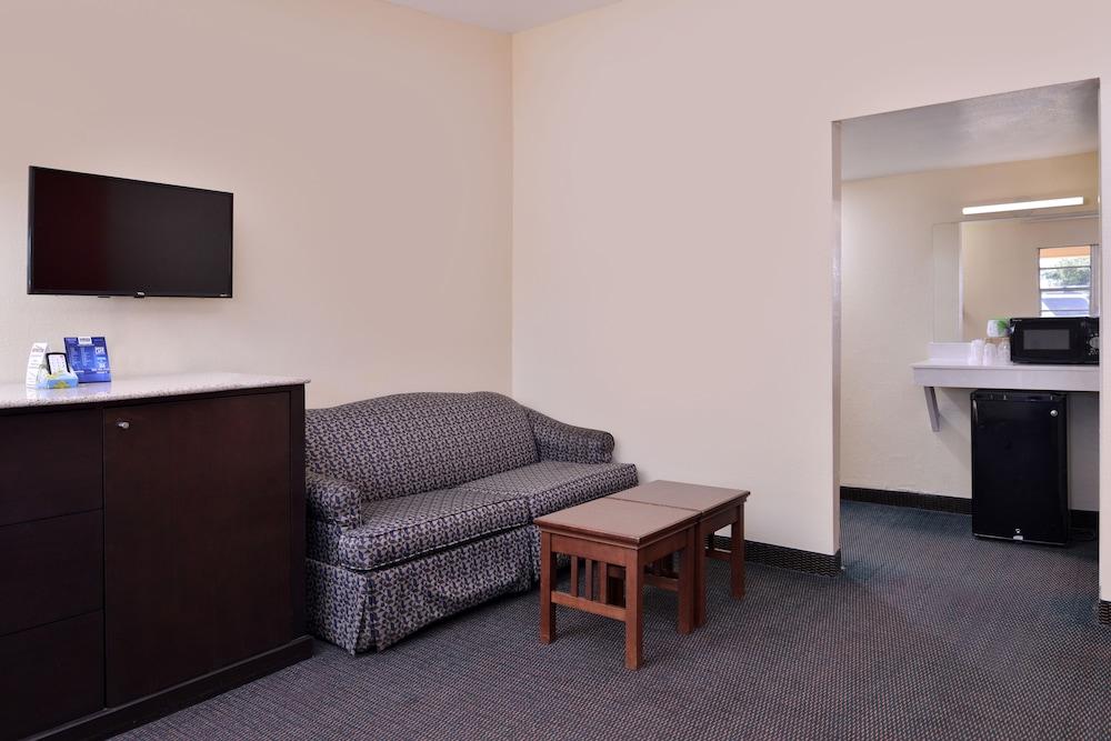 Scottish Inns & Suites photo 17