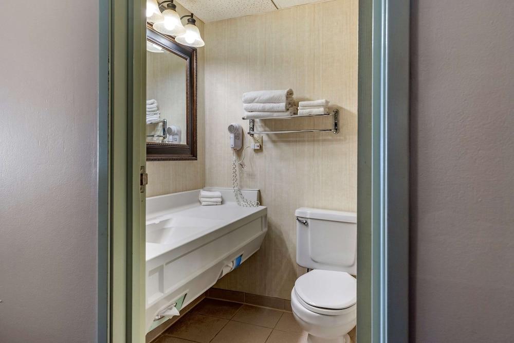 Quality Inn Saint Ignace I-75 photo 25