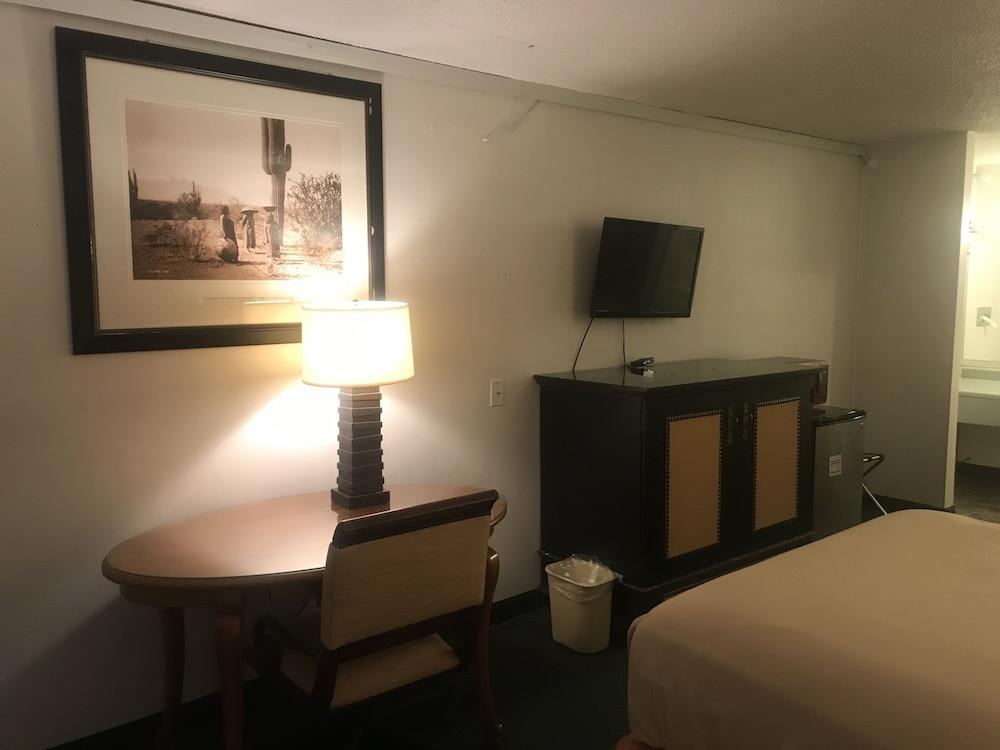 Travelers Inn & Suites photo 32