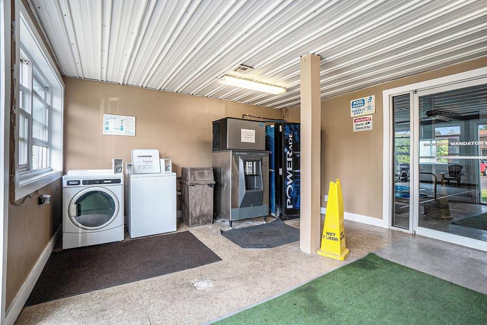 Great Lakes Inn and Suites photo 12