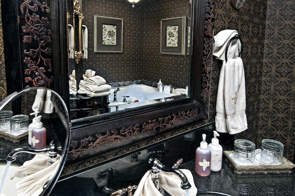 Cameo Heights Mansion photo 84