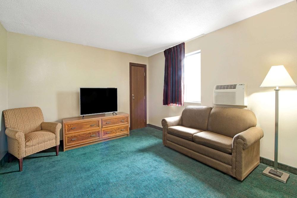 Super 8 by Wyndham Eureka/Six Flags Nearby photo 2