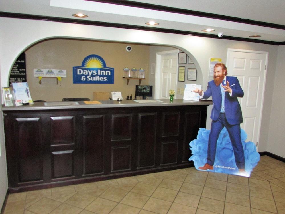 Days Inn & Suites by Wyndham Fort Valley photo 2