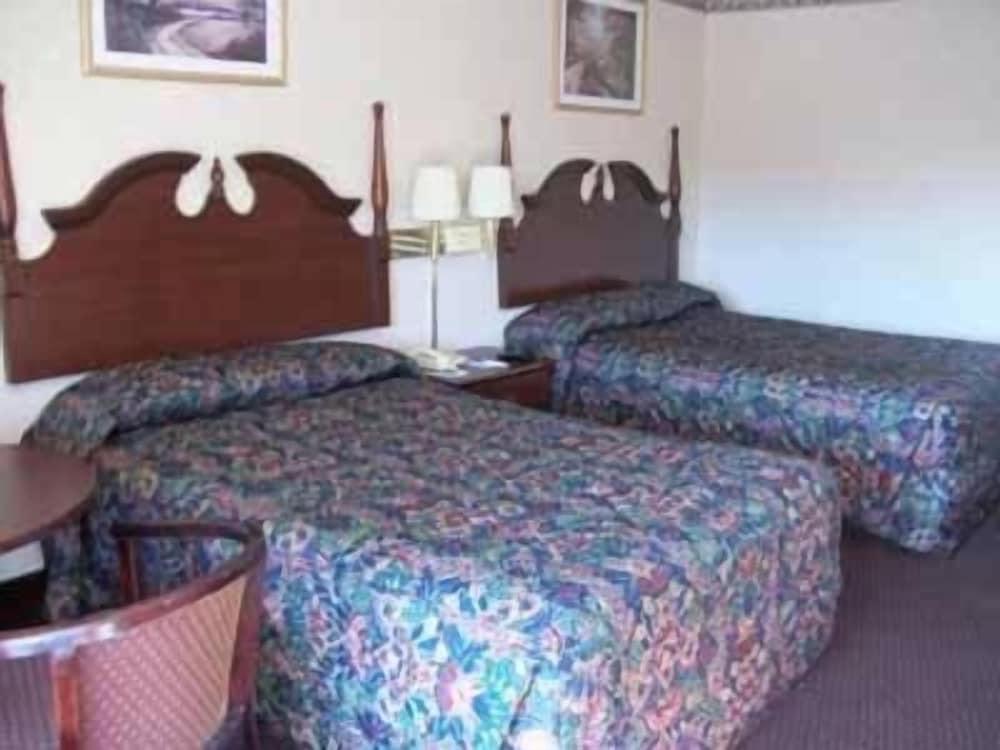 Red Carpet Inn & Suites photo 10