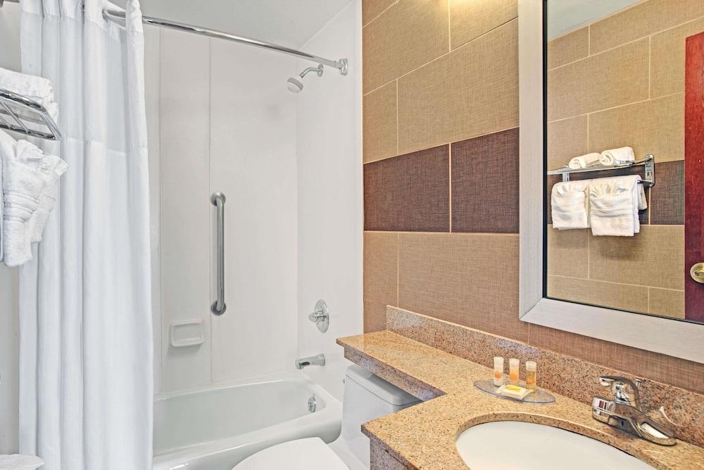 Days Inn by Wyndham Brooklyn photo 21
