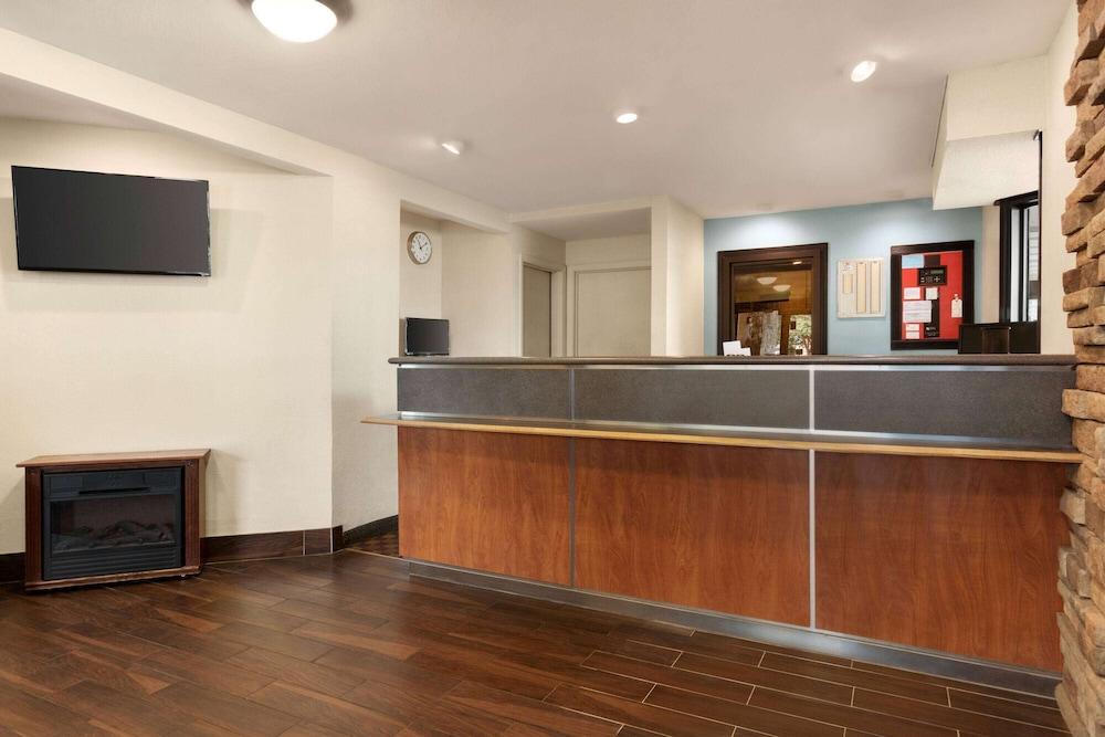 Super 8 by Wyndham Findlay photo 2