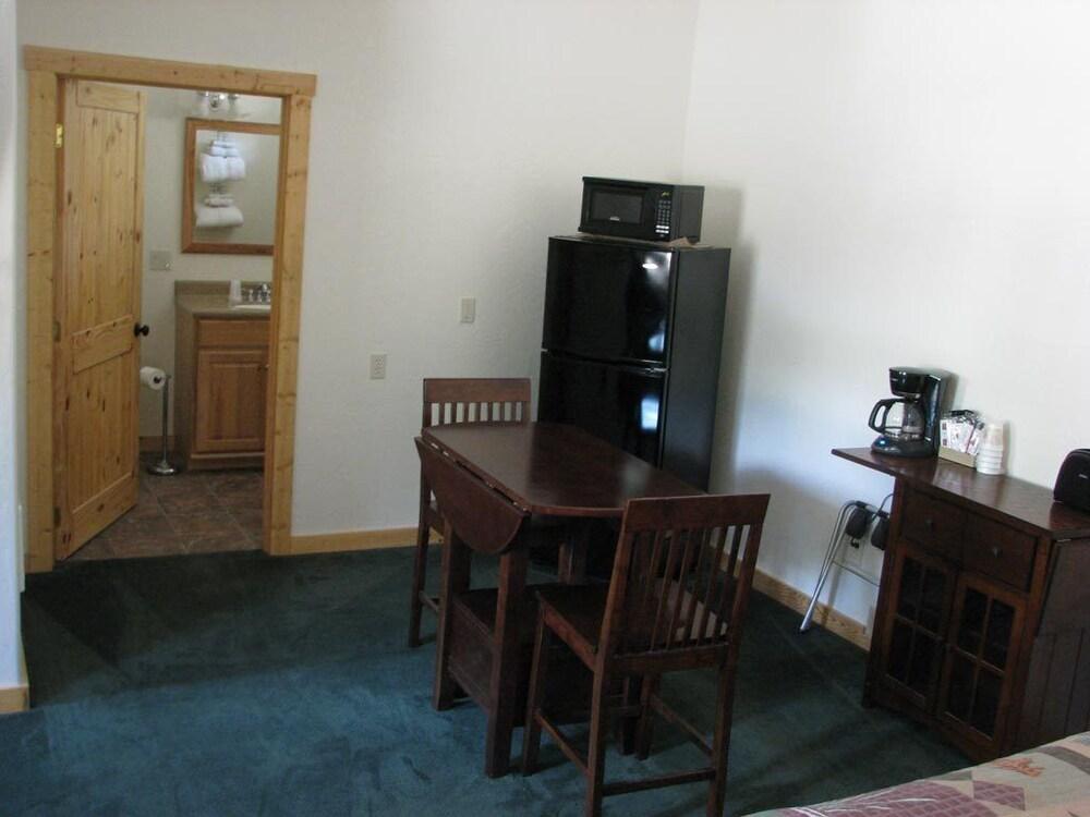 Evergreen Motel photo 11