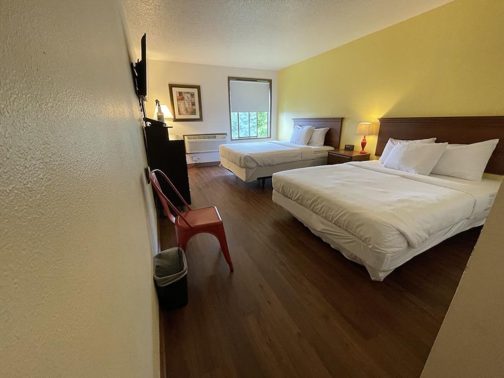 Sunnyside Inn & Suites photo 70
