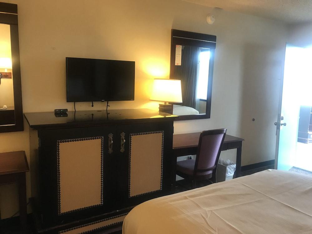 Travelers Inn & Suites photo 8