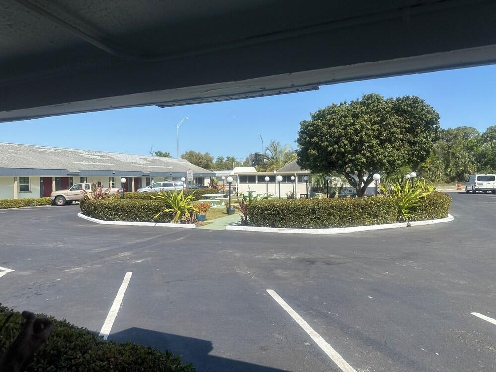 Tropical Palm Motel photo 17