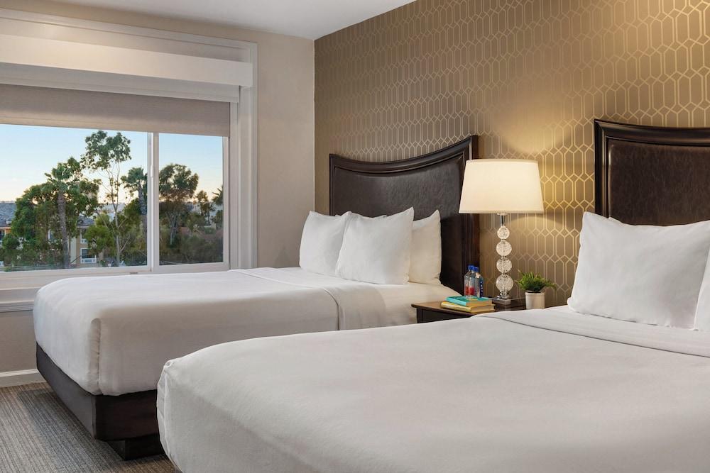 Peacock Suites photo 12