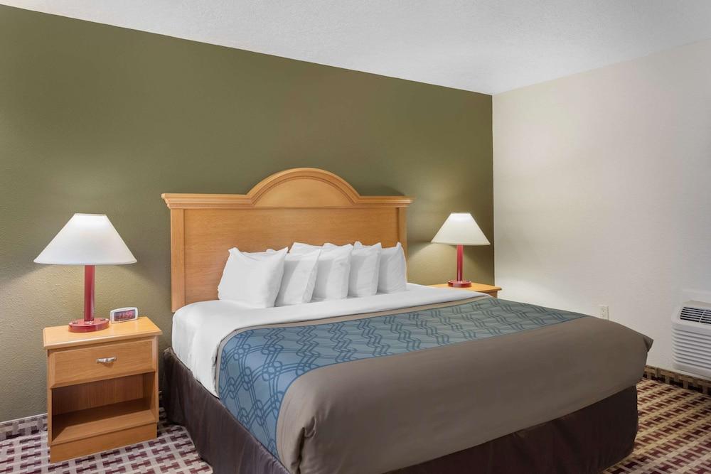 Econo Lodge Inn & Suites Socorro photo 27