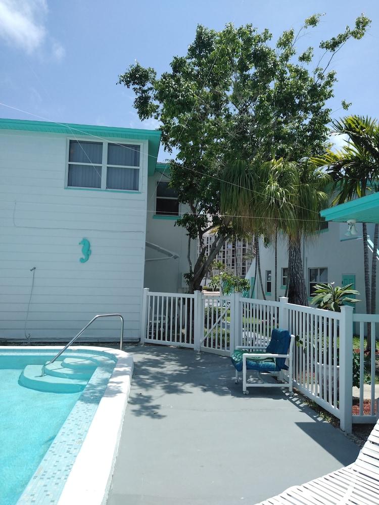 Swashbuckler Motel photo 34