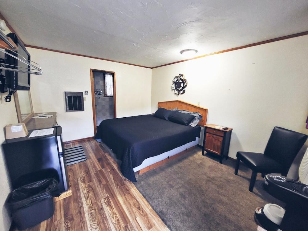 Cedar Wood Inn photo 30