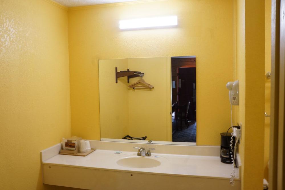 American Inn Motel by Capital O Camden AL photo 21