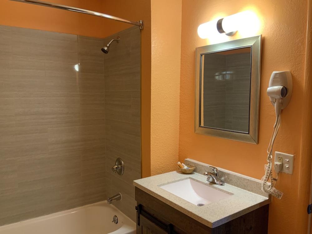 Frontier Motel photo 29