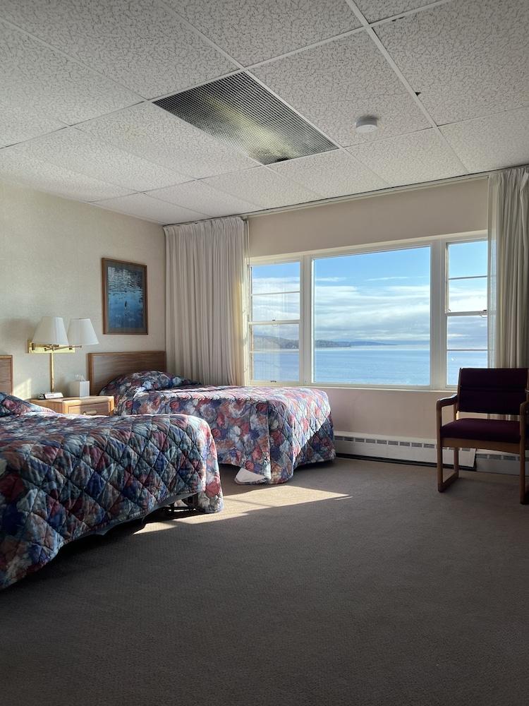 The Shoreline Inn photo 40