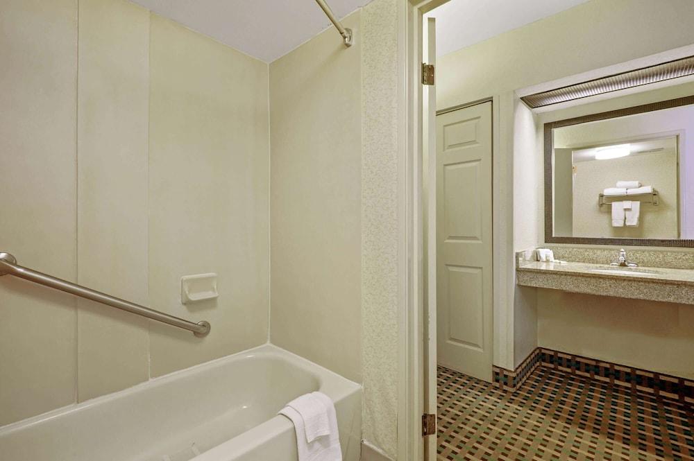 La Quinta Inn by Wyndham Columbia SE / Fort Jackson photo 18