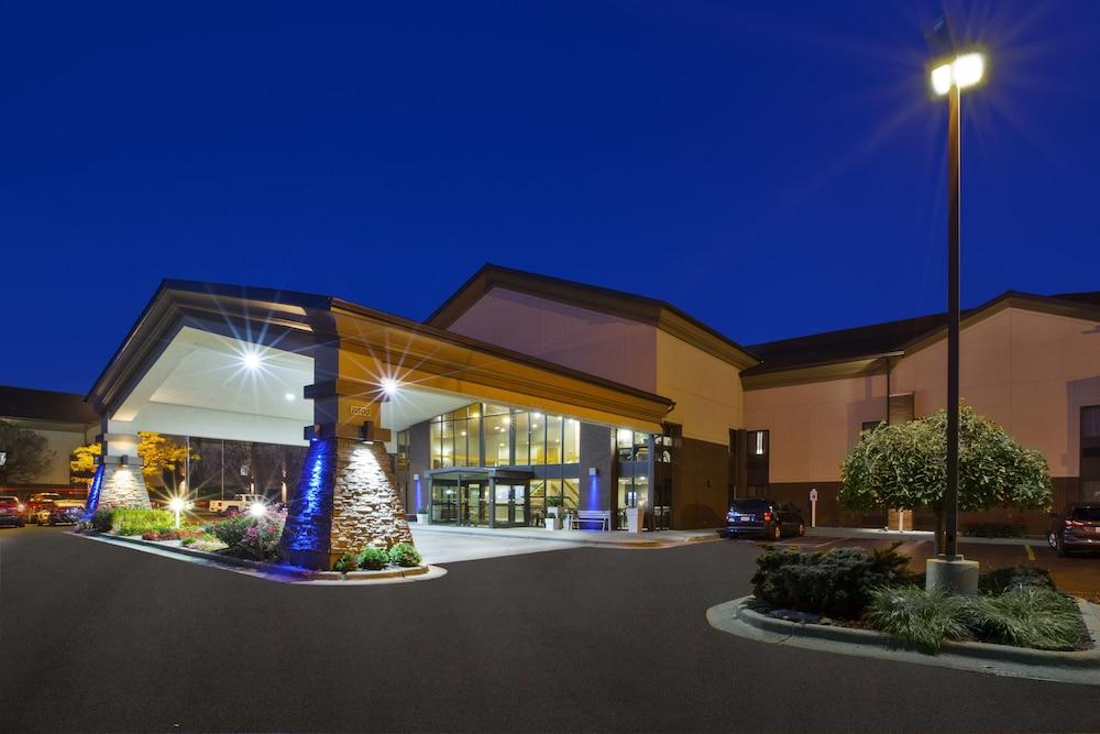Holiday Inn Express Detroit-Warren by IHG photo 1
