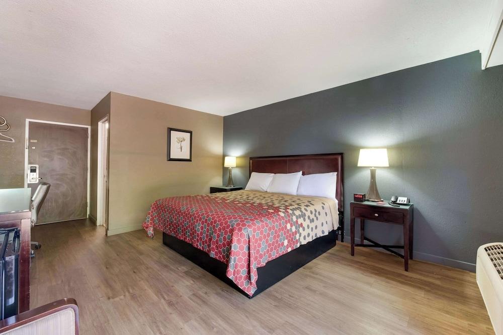 Econo Lodge photo 12