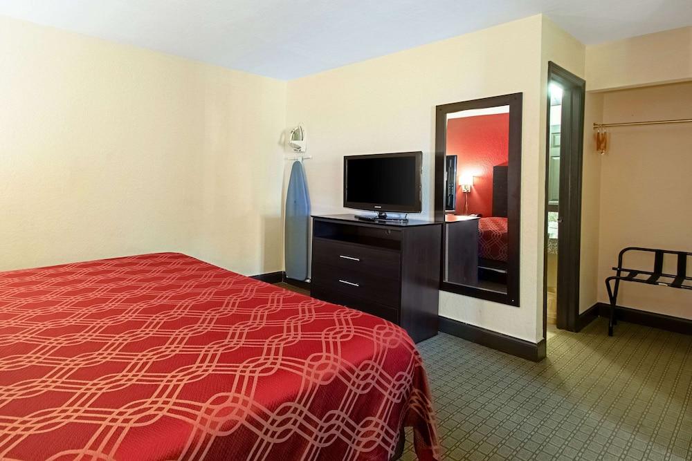Econo Lodge Inn & Suites Clearwater Central photo 6