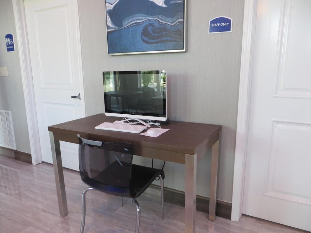 Hotel Blue - Woodlands photo 47
