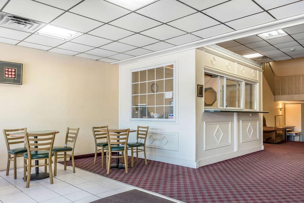 Econo Lodge Reading Airport photo 4