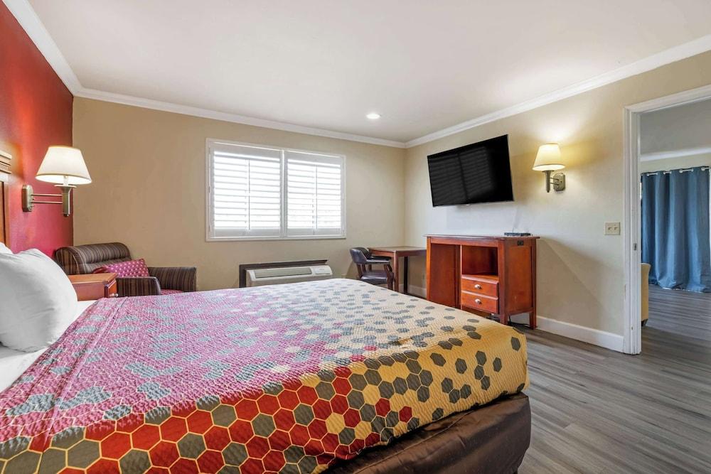 Econo Lodge Moreno Valley photo 27