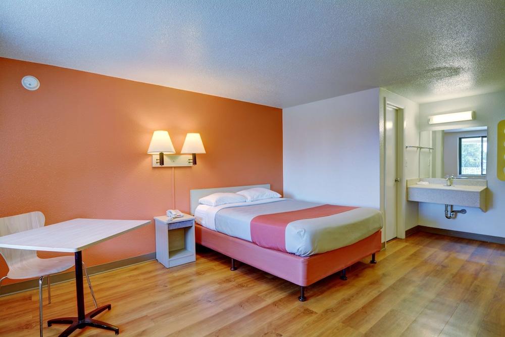 Motel 6 Chicopee, MA - Springfield photo 11