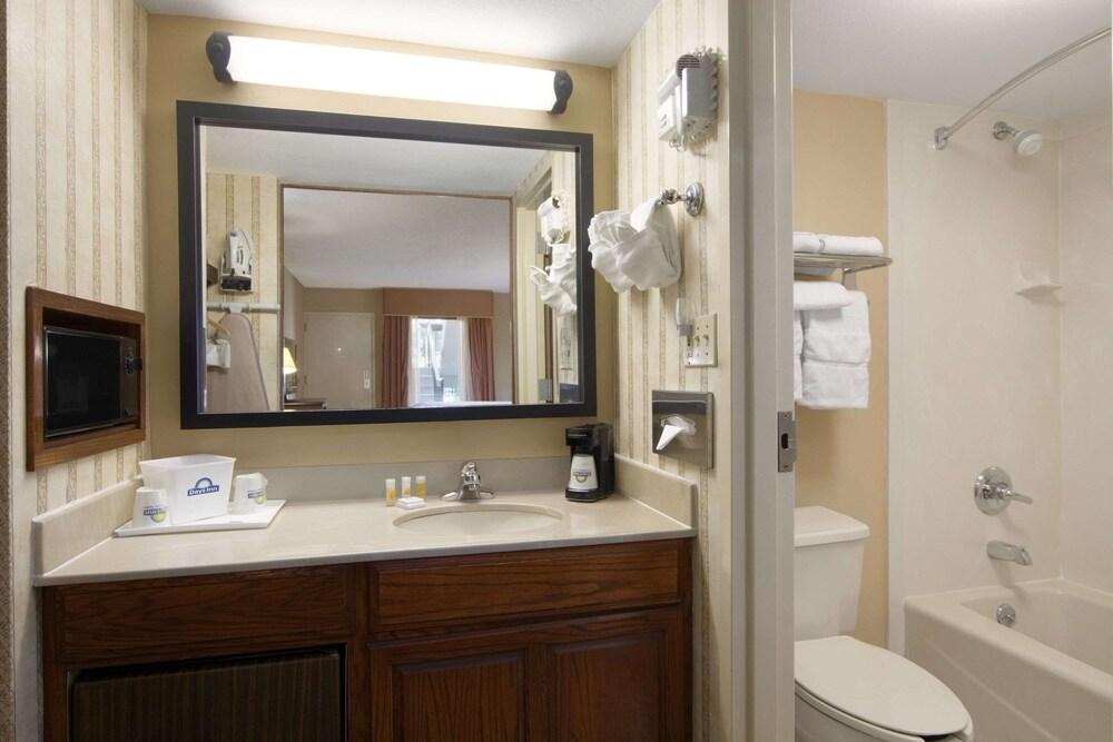 Days Inn by Wyndham Longview South photo 8